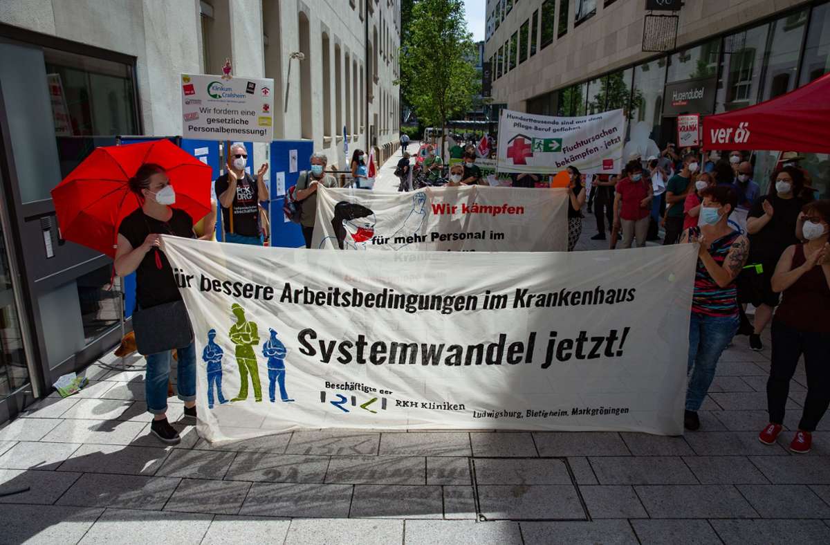 Demo der Pflegekräfte in Stuttgart: Minister Manfred Lucha bekommt Urkunde für „erfolgreiches  Missmanagement“