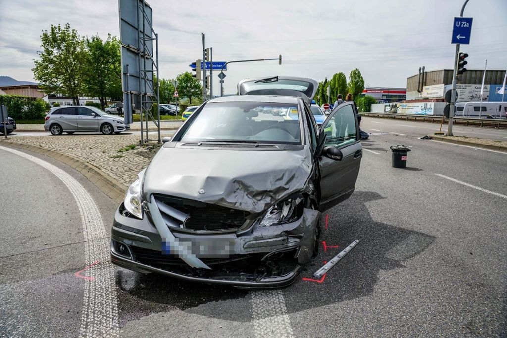23.04.2019 Bei einem Unfall auf der B465 bei Kirchheim gab es mehrere Verletzte.