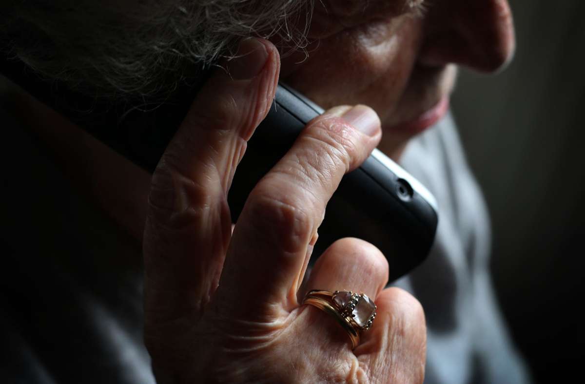 Eine 68-Jährige wurde von den Betrügern über WhatsApp kontaktiert (Symbolfoto). Foto: picture alliance/dpa/Karl-Josef Hildenbrand