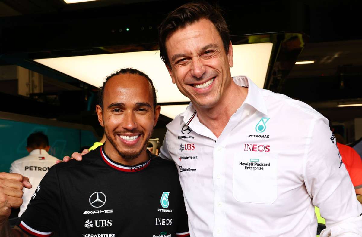 Mercedes-Teamchef Toto Wolff (re.) mit Rekordweltmeister Lewis Hamilton Foto: imago/Steve Etherington