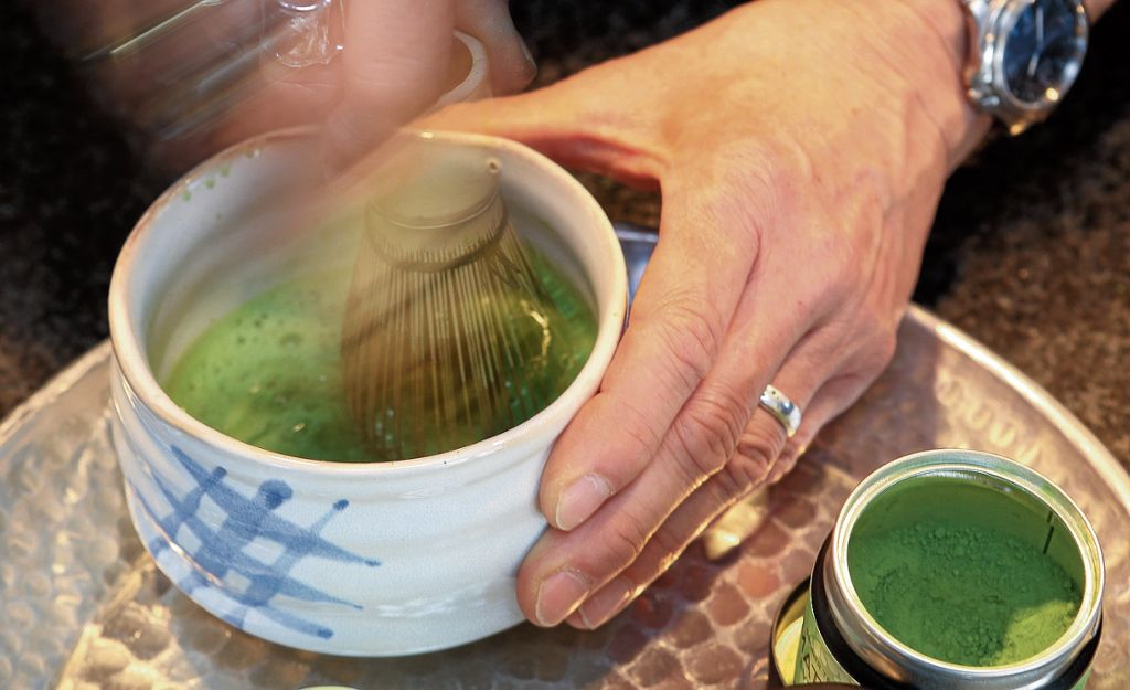 Chasen heißt der Bambusbesen, mit dem der intensiv grüne Matcha-Tee zackig zu einer vielporigen, schaumigen Substanz geschlagen wird.