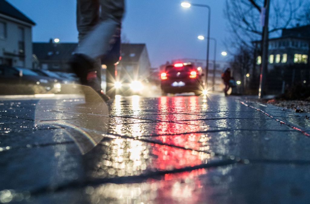 Bei einer Warnung vor Blitzeis ist Vorsicht geboten: Auto besser stehen lassen