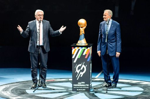 Hassan Moustafa (re.) bei der  Eröffnung  der Handball-WM 2019 in Berlin,  gemeinsam mit Bundespräsident Frank-Walter Steinmeier. Foto: imago/Jörg Schüler