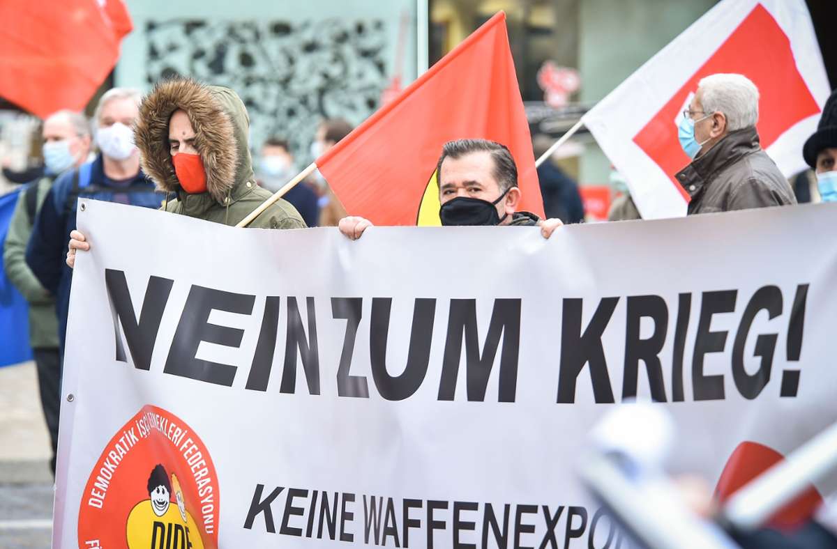 Demo in Stuttgart: Aktivisten protestieren gegen Aufrüstung