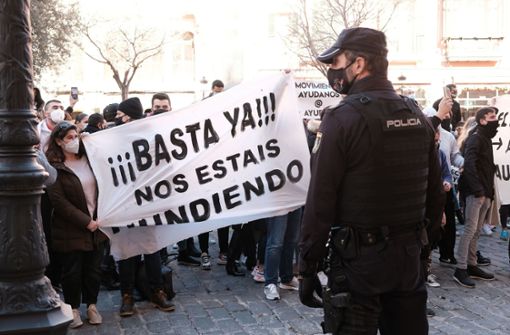 Auf Mallorca demonstrierten am Dienstag rund 4000 bis 5000 Menschen  gegen die Corona-Maßnahmen. Foto: dpa/Isaac Buj