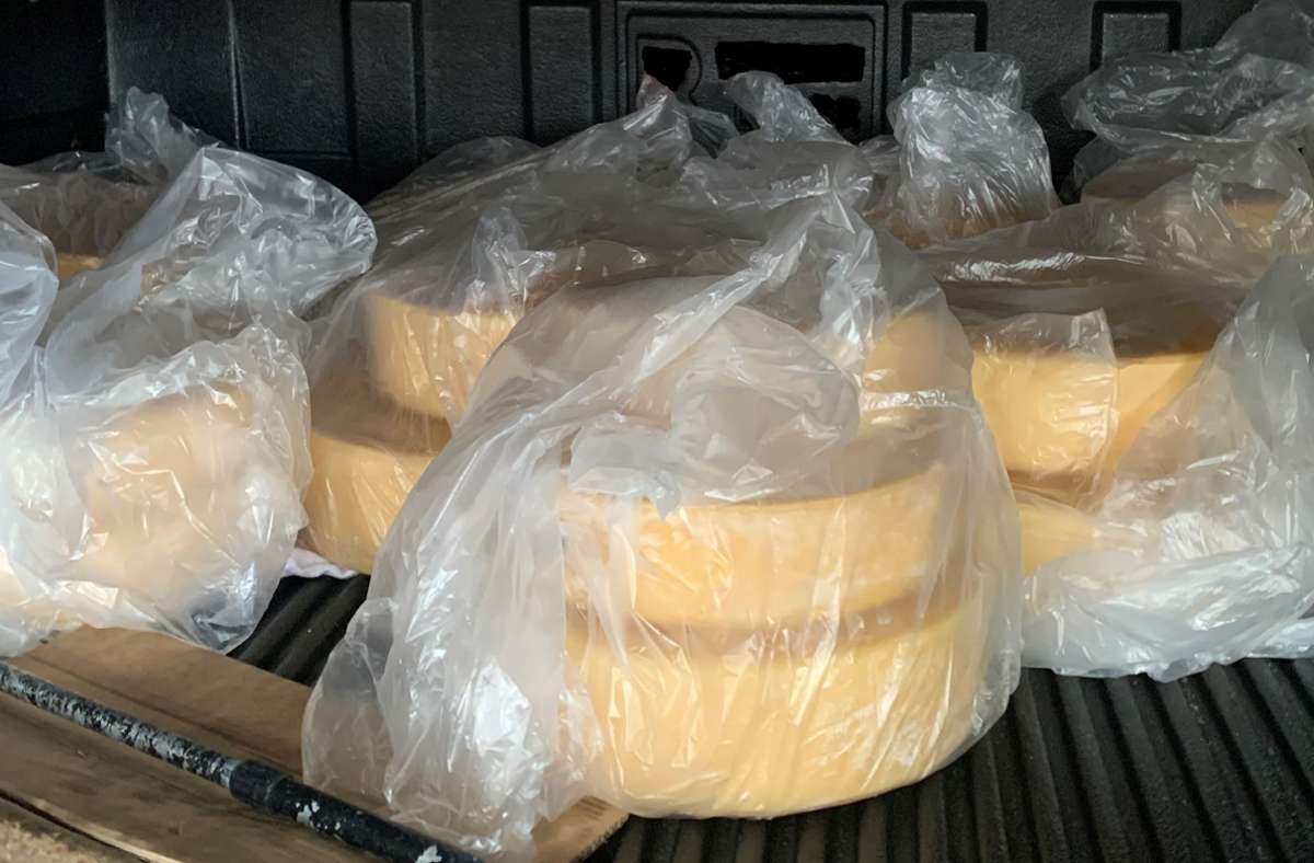 Hauptzollamt Singen: Zöllner finden mehr als 100 Kilo Schweizer Käse in Auto