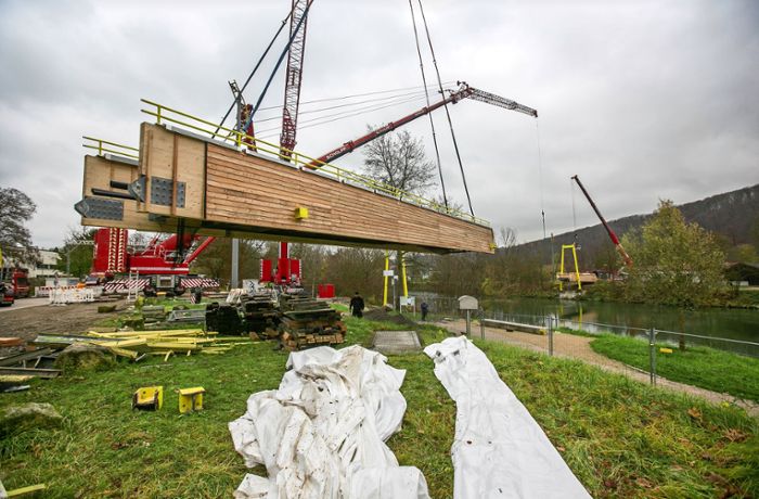 Oberesslinger Neckarinsel: Neuer Holzsteg schwebt ein