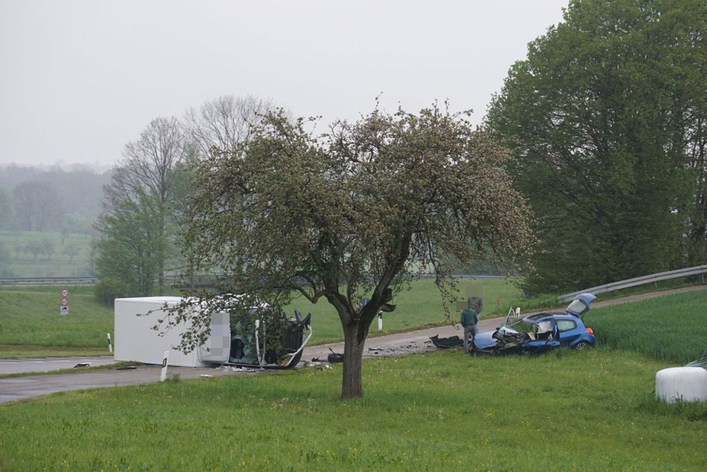 9.5.2017 Ein LKW ist zwischen Aich und Neckartailfingen bei einem Unfall umgekippt