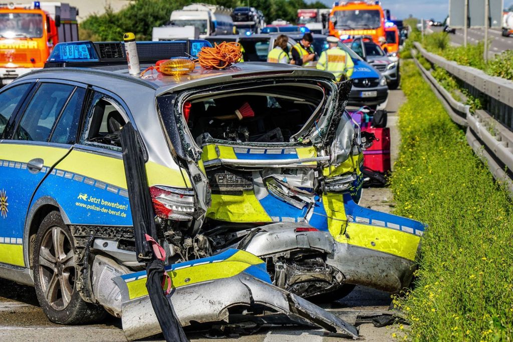 13.8.2019 Unfall auf A8: Polizeiauto beim Sichern einen Pannenstelle bei Kirchheim zerstört.