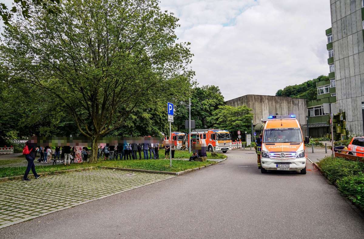 Die Feuerwehr war am Donnerstagabend mit zehn Fahrzeugen am Esslinger Landratsamt im Einsatz.