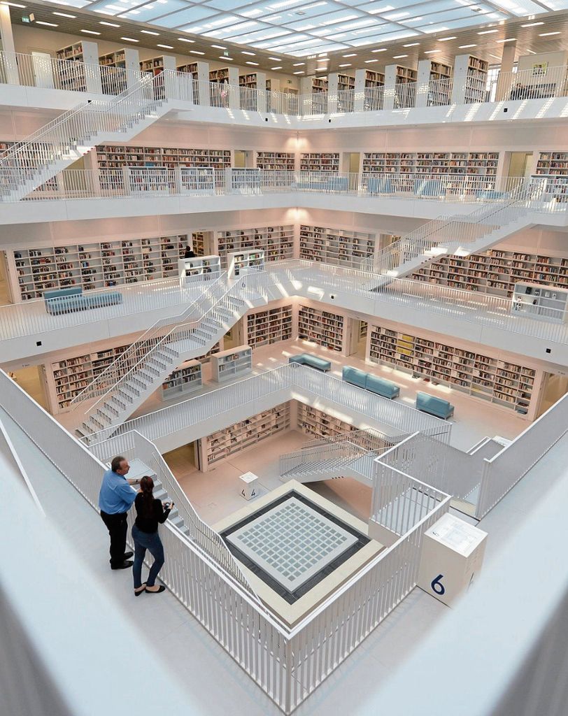 Mehr als 1,4 Millionen Besucher kommen pro Jahr in die Stadtbibliothek am Mailänder Platz. 2013 wurde sie zur „Bibliothek des Jahres“ gekürt. Foto: dpa