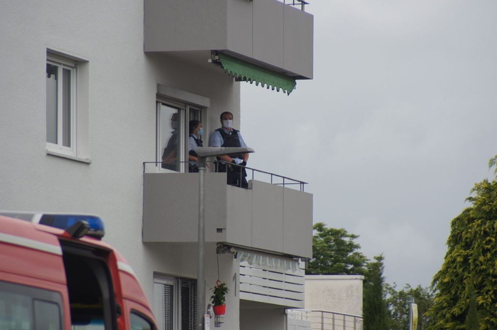 Laut Polizei hat ein Zeuge beobachtet, wie ein 37-Jähriger vom Dach springen wollte.