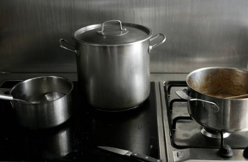 Dass die Hygieneregeln bei der Zubereitung von Speisen eingehalten werden, sollen die Lebensmittelkontrollen sicherstellen. (Symbolfoto) Foto: IMAGO/YAY Images/IMAGO/lunamarina