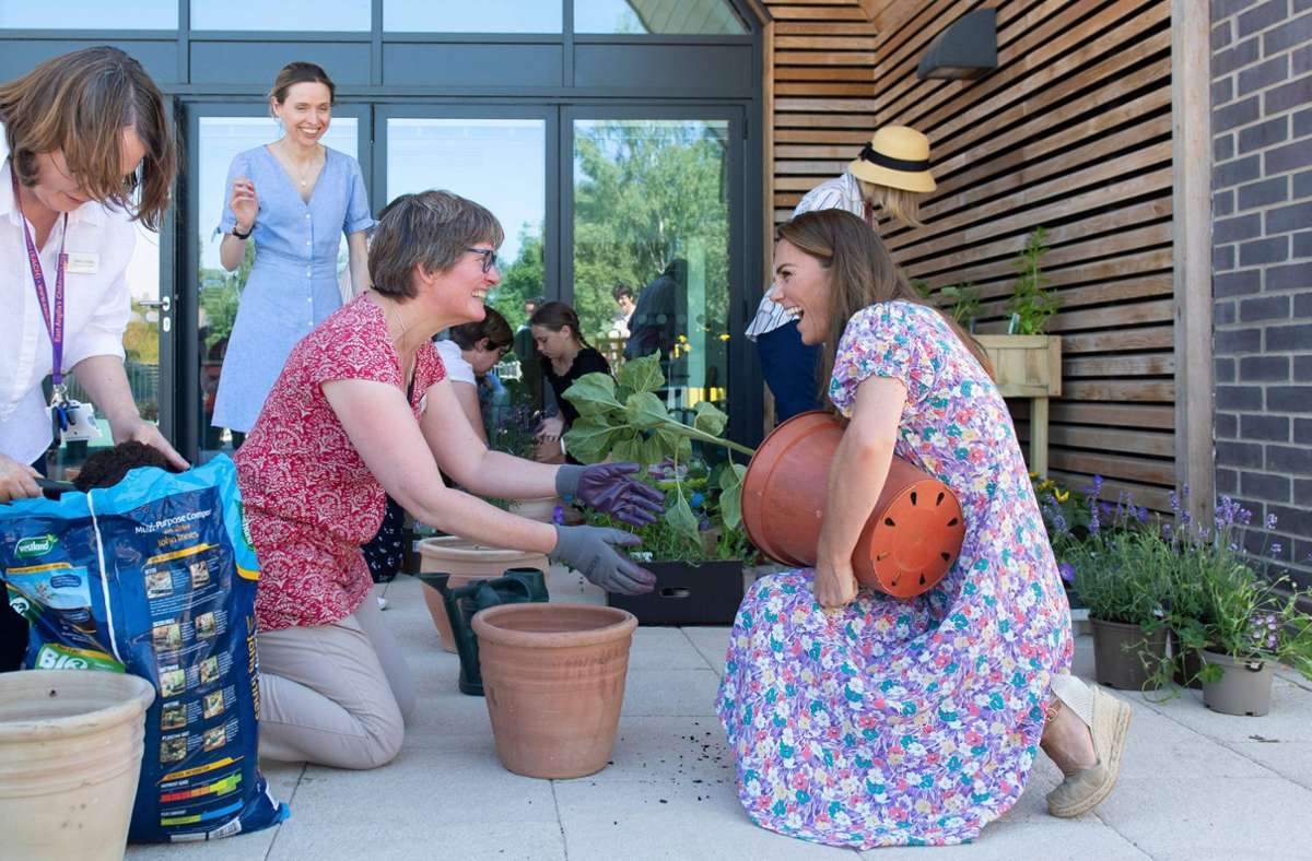 Zusammen mit Ehrenamtlichen bepflanzt  Herzogin Kate den Garten eines Hospizes.