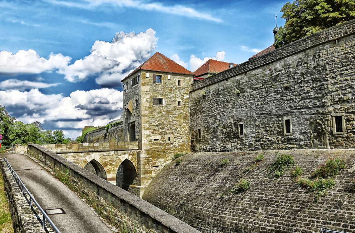 Der Ausbau zur Festung, wie sie heute auf dem Hohenasperg zu sehen ist, begann am Übergang zur Neuzeit, ab dem  Jahr 1495.