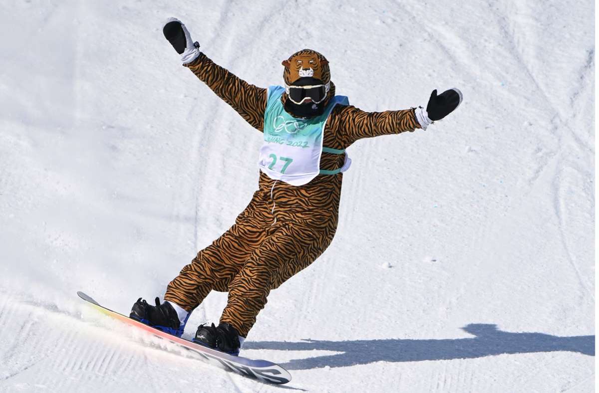 Olympia 2022: Kuriose Szene: Snowboarderin fährt im Tigerkostüm