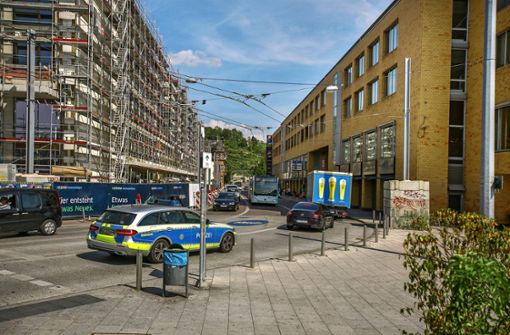 Esslingens neue Straßenschlucht. Durch den Bau am alten ZOB wird es eng in der Berliner Straße. Irgendwann sollen hier allerdings keine Autos mehr fahren. Foto: Roberto Bulgrin