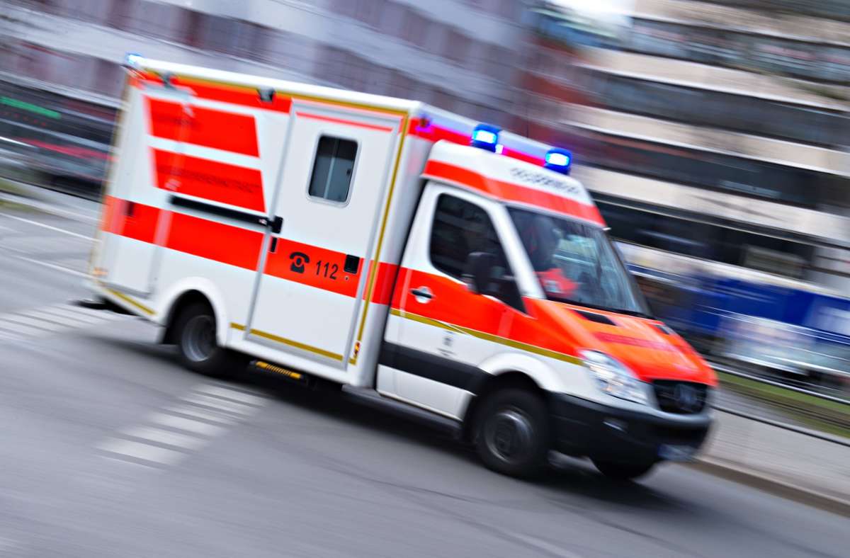 Unfall bei Sinsheim: 21-jähriger Motorradfahrer stirbt nach Kollision mit Traktor