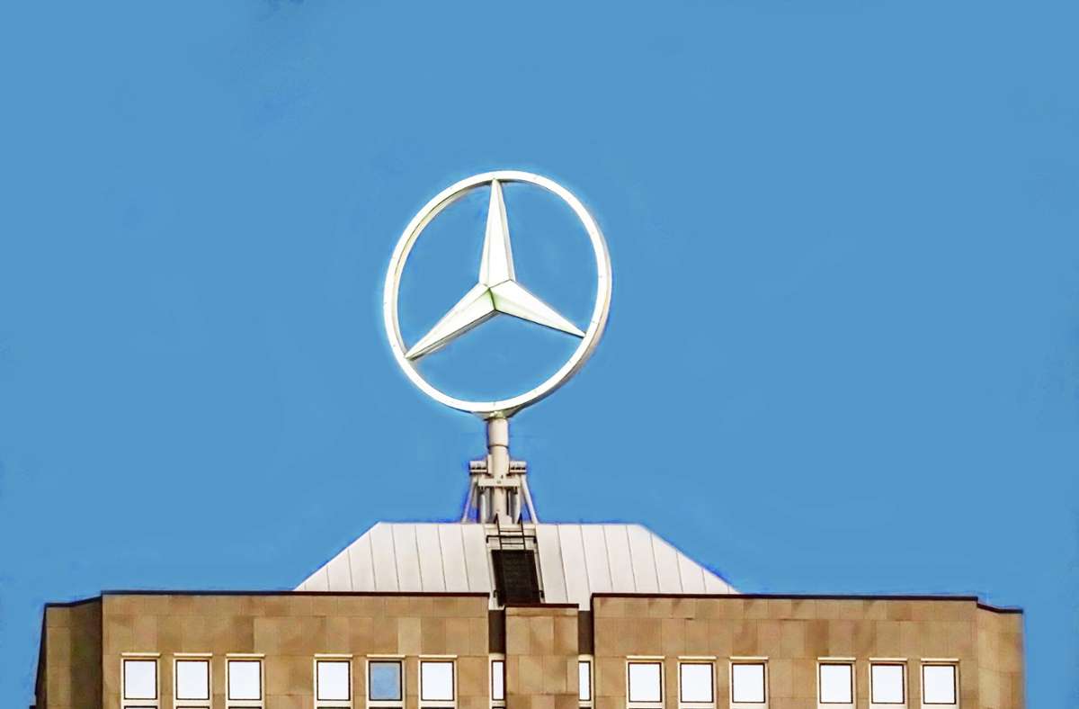 In Stuttgart ist das Firmenlogo von Mercedes an vielen Stellen präsent. Hier in Stuttgart-Möhringen.