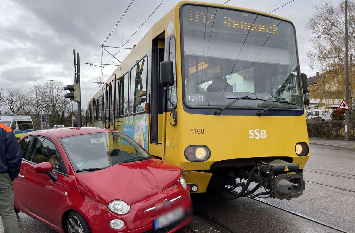 Unfall in Stuttgart-Bad Cannstatt: Autofahrerin missachtet Rotlicht und kollidiert mit Stadtbahn