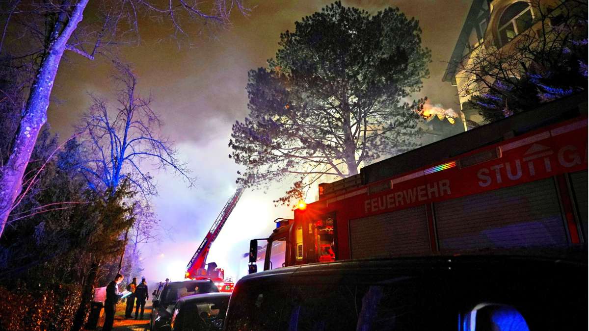 Die Feuerwehr musste in der Nacht einen Dachstuhlbrand in der Bopserwaldstraße bekämpfen-