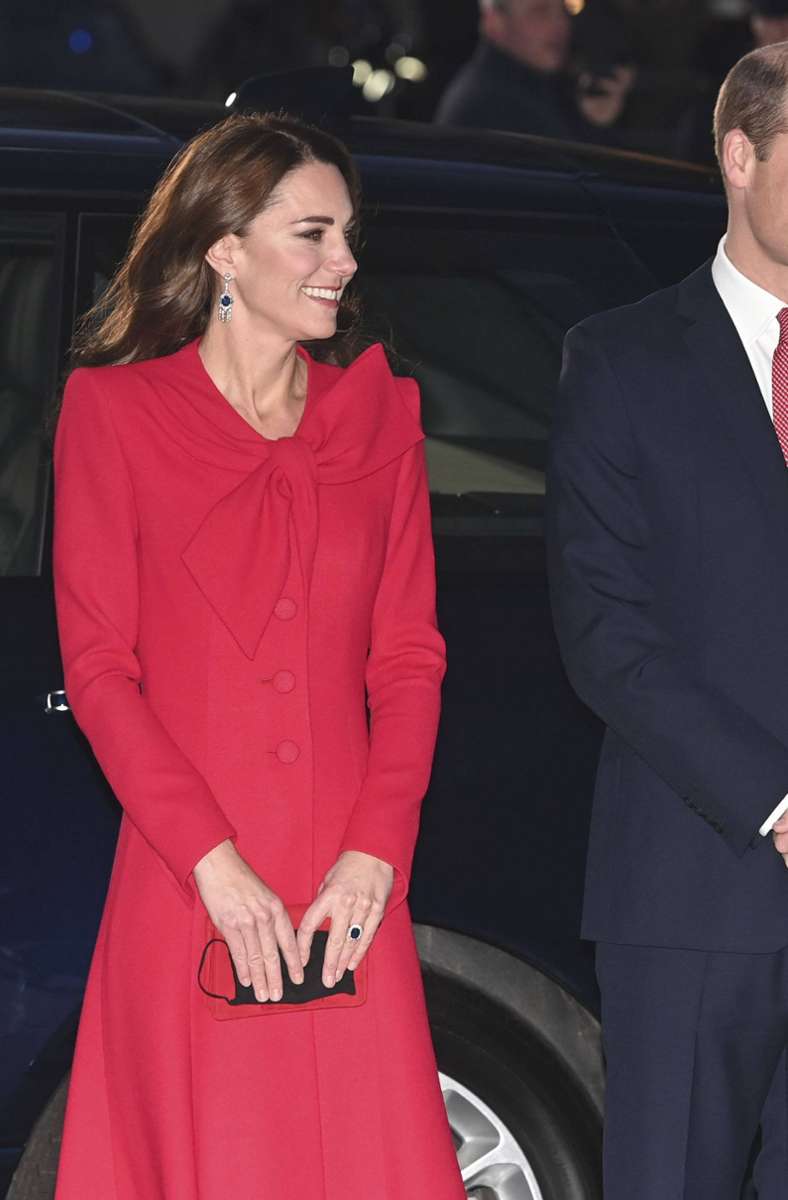 Frage: Hat die Herzogin eine eigenen Schrank nur für rote Kleider? Oder gar ein eigenes Palastzimmer nur für Rot? Keiner weiß es.