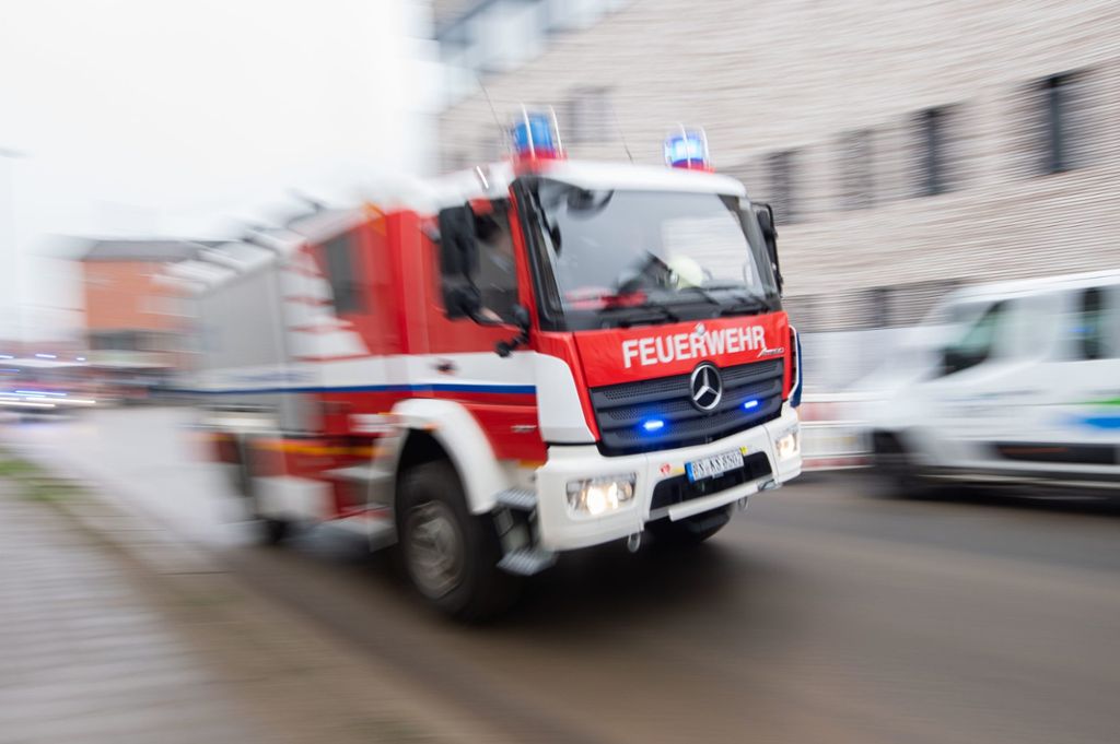 73-Jähriger muss ins Krankenhaus: Wohnungsbrand in Stuttgart verursacht großen Schaden