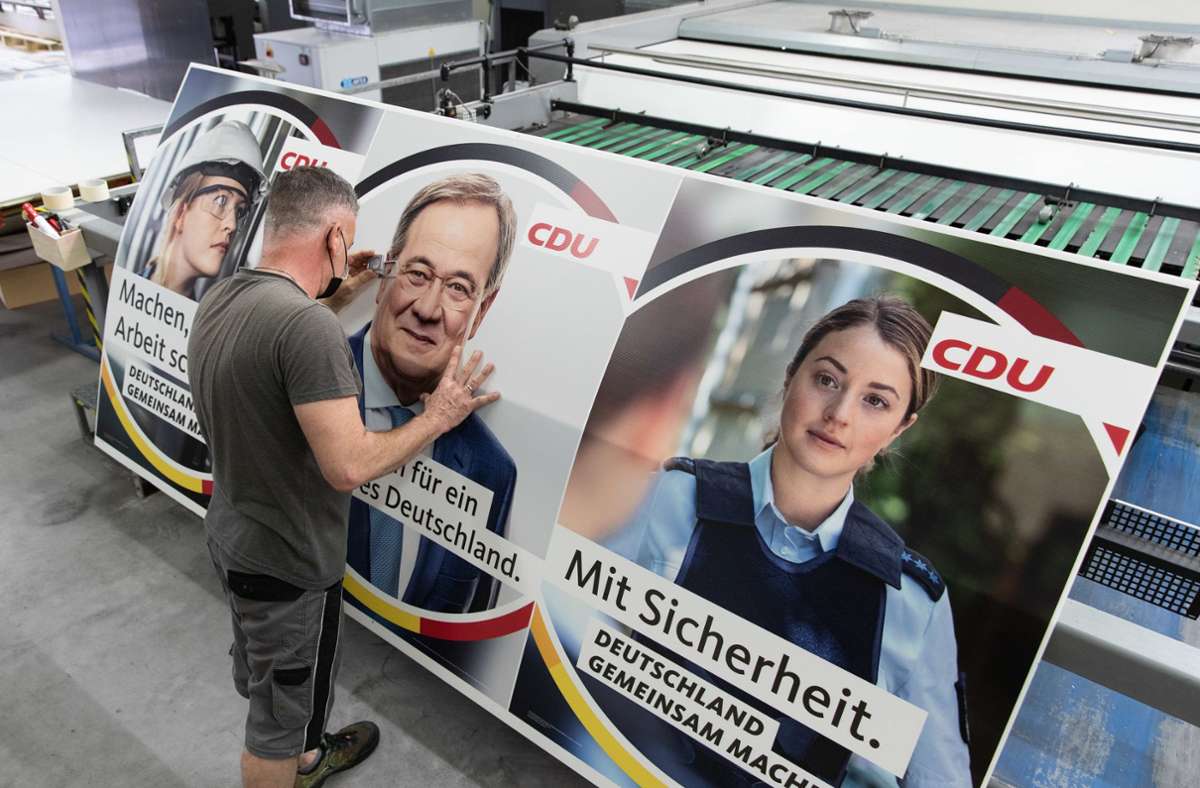 Falsche Polizistin sorgt für Diskussionen: Gewerkschaft der Polizei kritisiert CDU-Plakat