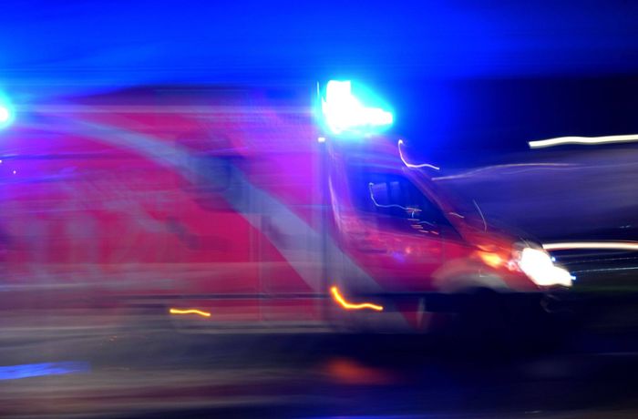 Fahrgäste in Esslingen verletzt: Autofahrerin bremst Linienbus aus