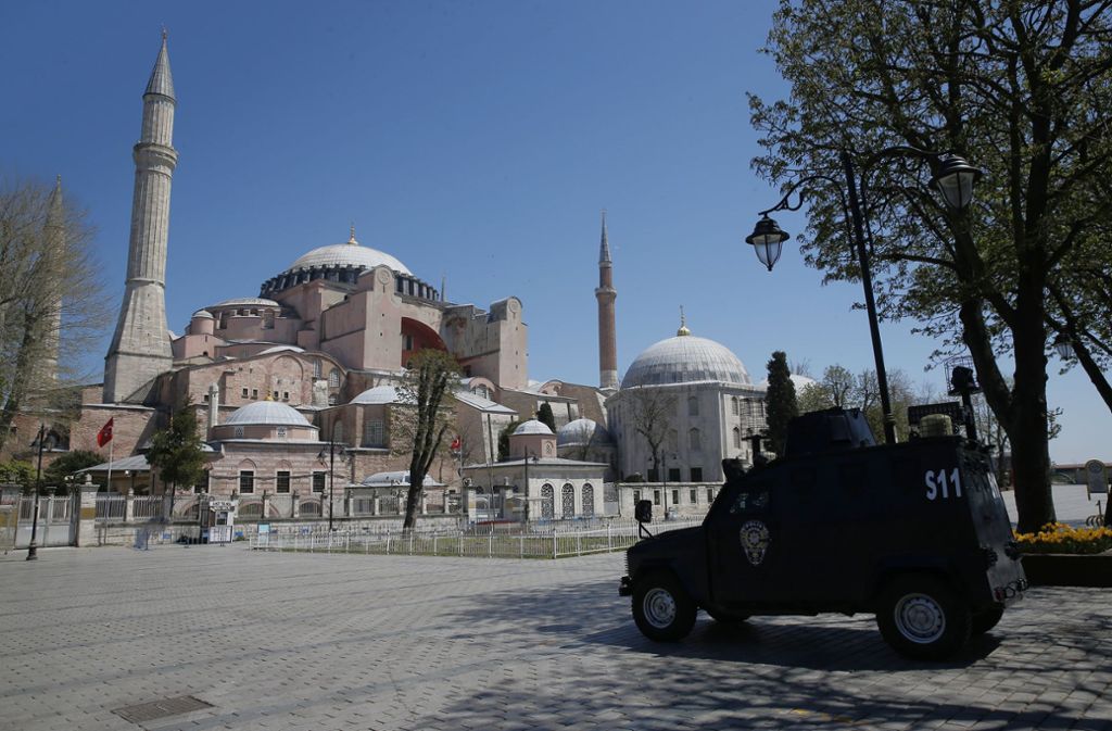 Ein Fahrzeug steht auf dem ansonsten menschenleeren Platz vor dem Haghia-Sophia-Museum, einem der Wahrzeichen der Stadt Istanbul.