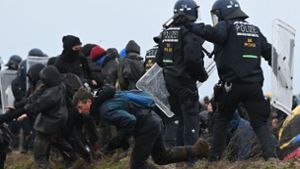 Gewalt-Vorwürfe nach Kohle-Demo - Protestdorf wird abgerissen