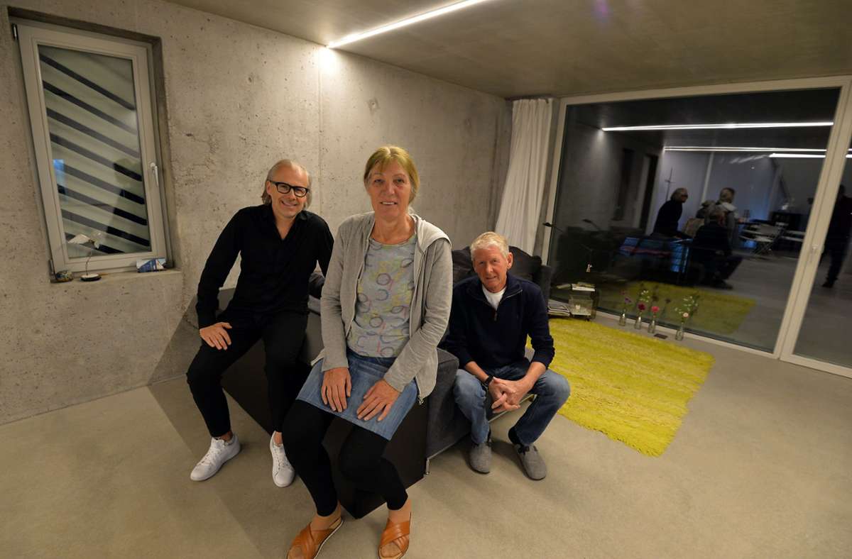 Architekt Finckh mit dem Ehepaar Sohn im Wohnzimmer ihres kleinen Hauses