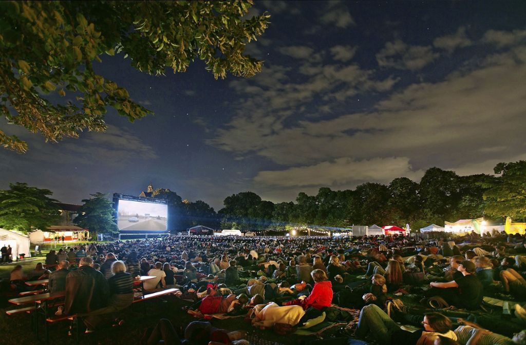 So schön kann Kino auf der Burg sein: Wenn das Wetter mitspielt, genießen Tausende Cineasten die lauen Sommernächte unter freiem Himmel.