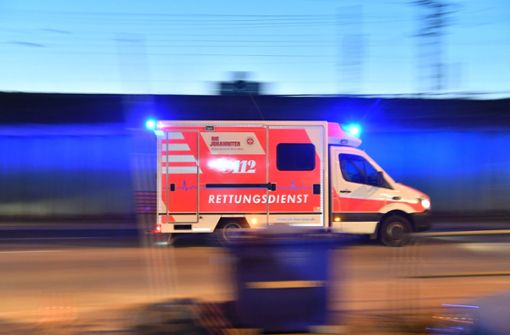 Der Mann wurde anschließend mit dem Rettungswagen in ein Krankenhaus gebracht (Symbolfoto). Foto: picture alliance/dpa/Boris Roessler