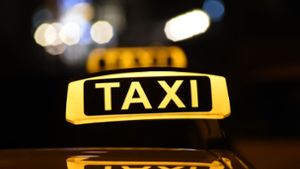 Taxi kollidiert mit Mercedes – Unfallverursacher fährt weiter