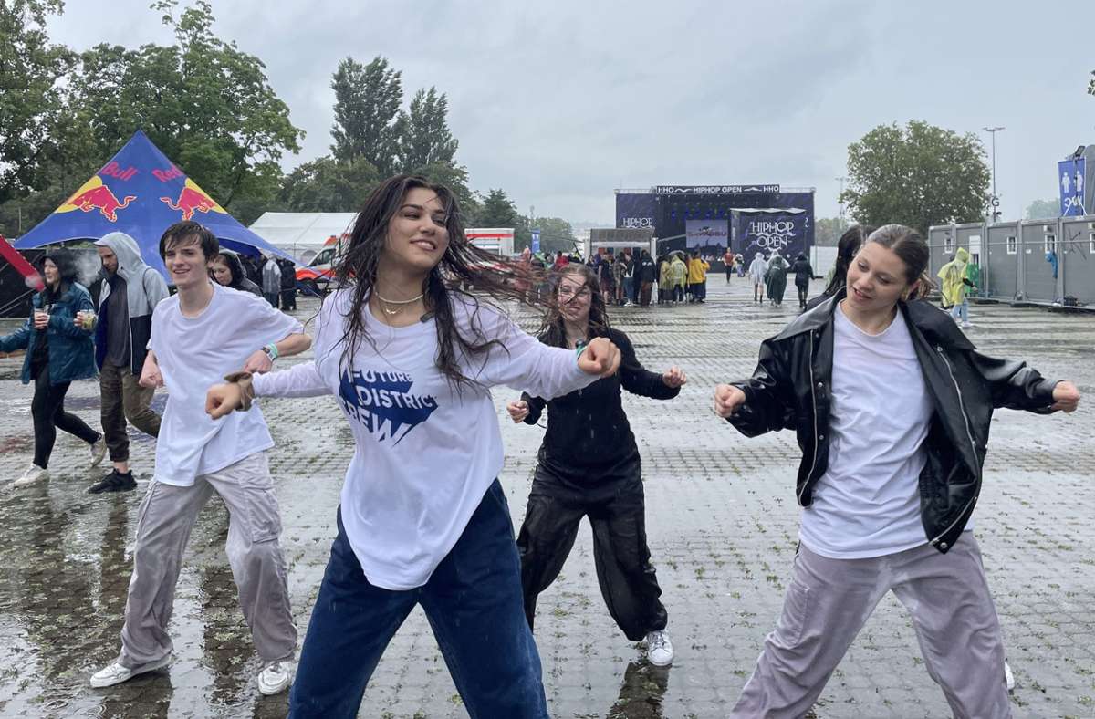 Tanzen gut gelaunt im Regen: Die  Future District Crew von der New York City Dance School lässt sich die Stimmung nicht vermiesen.