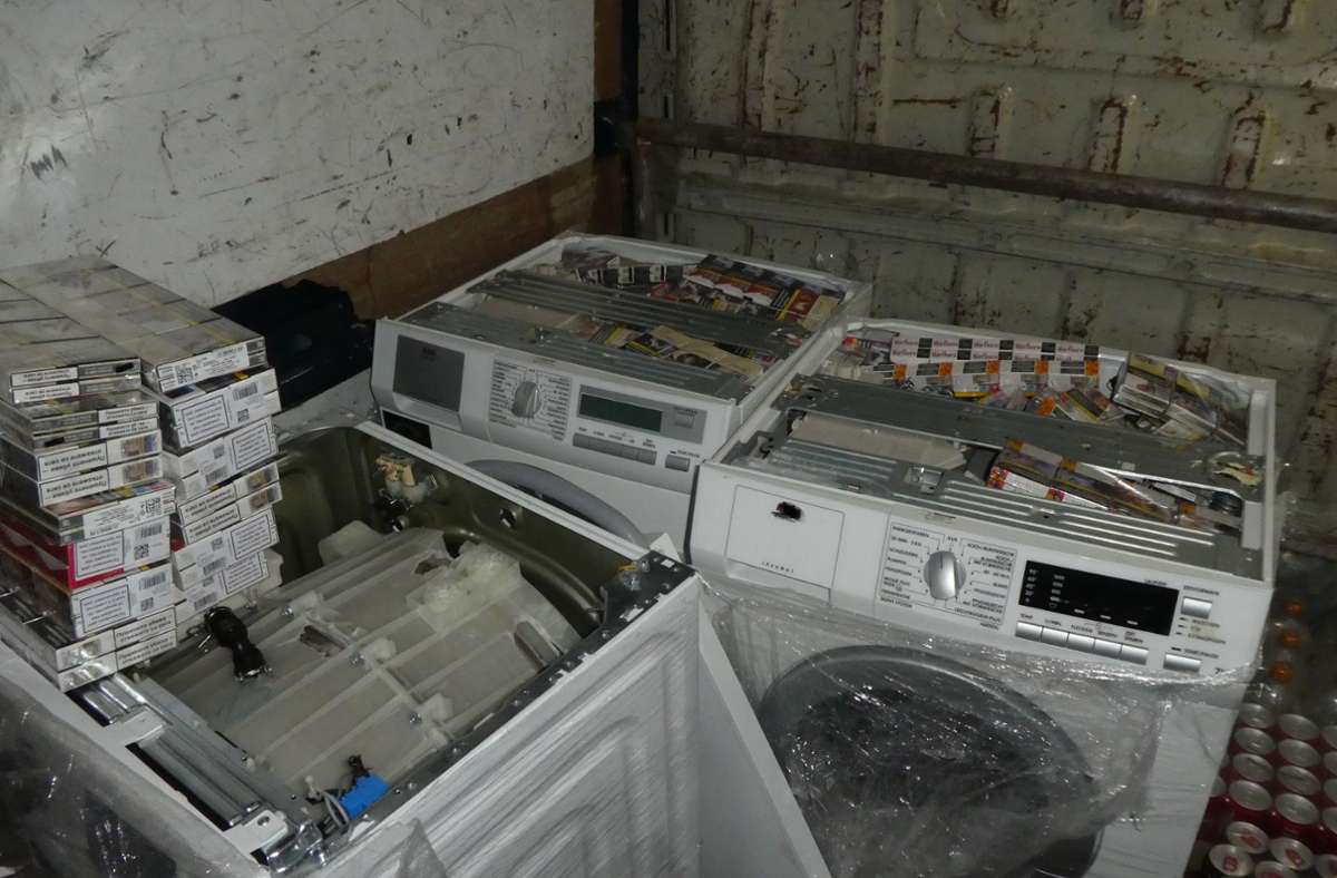 Die Zigaretten waren in drei Waschmaschinen versteckt.