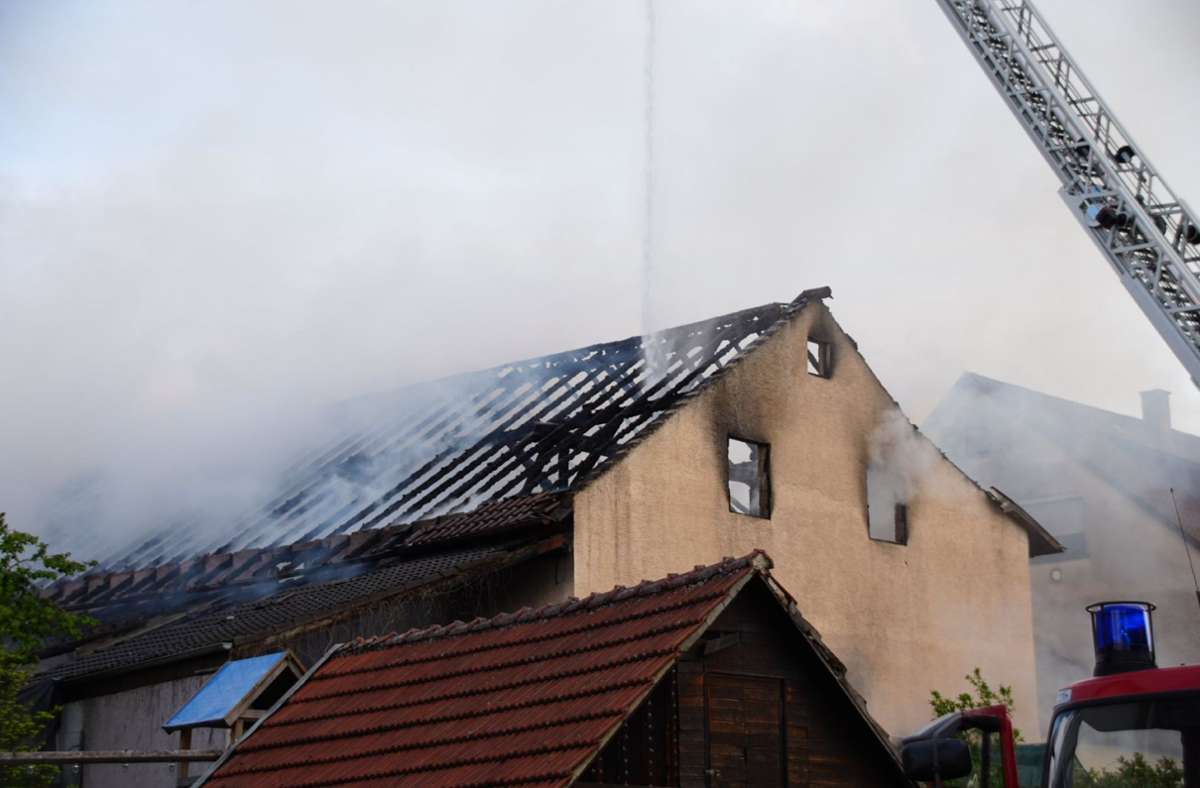 Feuer in Filderstadt: Schaden nach Scheunen-Brand auf 500 000 Euro geschätzt