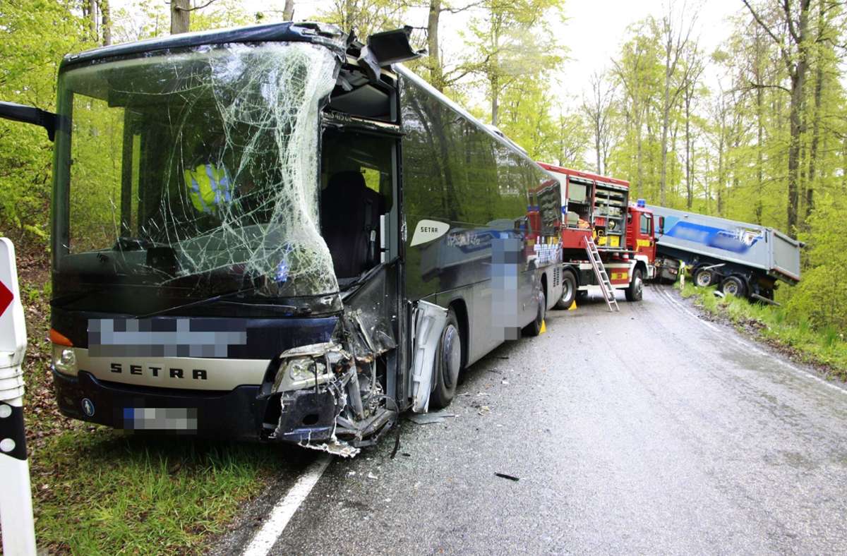 Unfall bei Mühlacker im Enzkreis: Busfahrer bei Kollision mit Sattelzug schwer verletzt