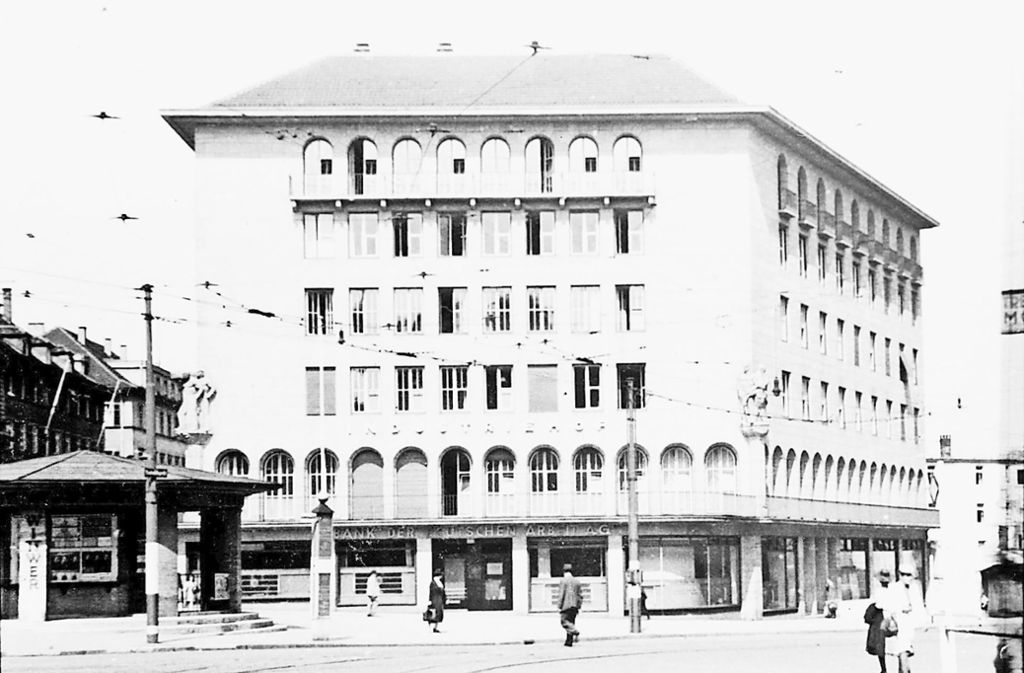 Der Pavillon (damals ein Kiosk von Wittwer) und  der  Industriehof  an der Lautenschlagerstraße im Jahr 1942.