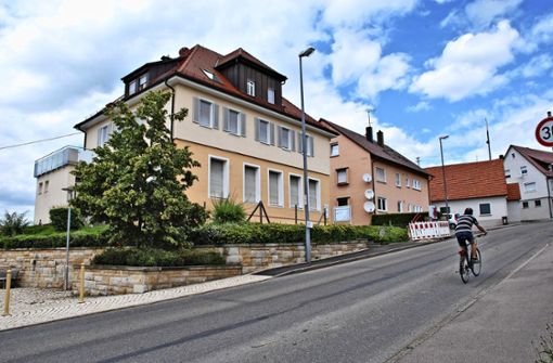 Im früheren Rathaus von Hegenlohe ist die Bücherei untergebracht, die unbedingt erhalten bleiben soll. Foto: Peter Stotz