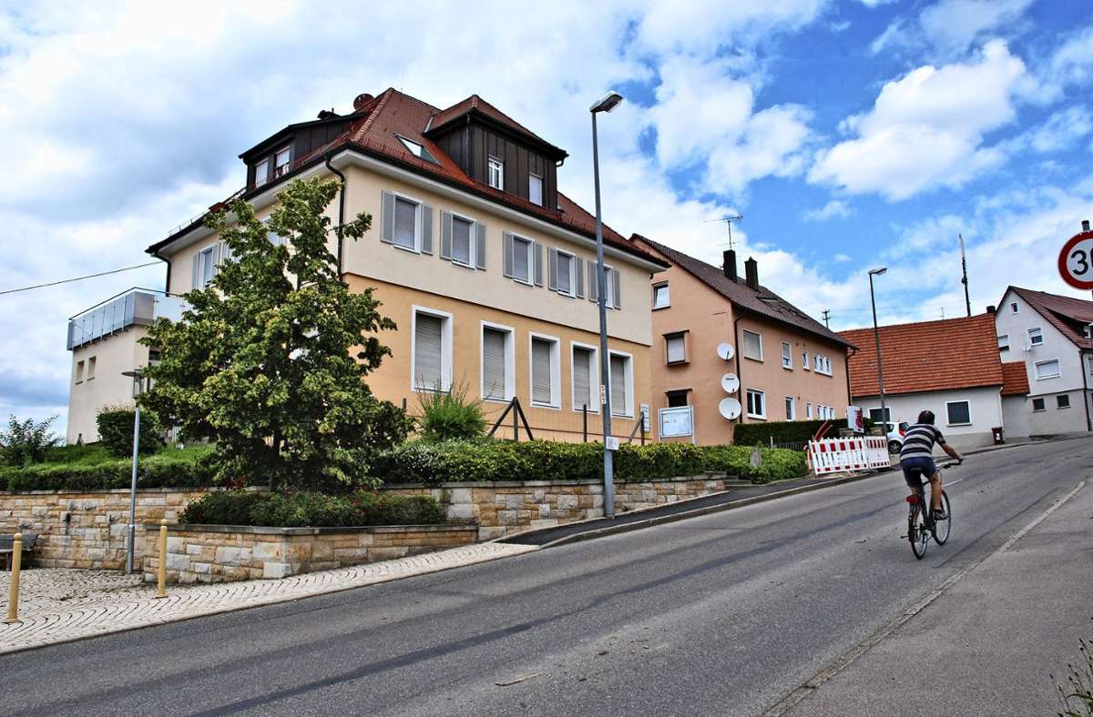 Im früheren Rathaus von Hegenlohe ist die Bücherei untergebracht, die unbedingt erhalten bleiben soll. Foto: Peter Stotz