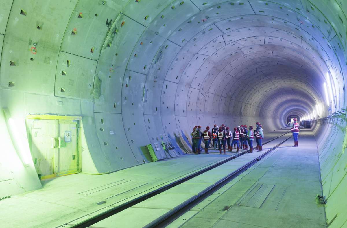 Von Dezember 2025 an sollen nach Voraussagen der Deutschen Bahn Züge durch den neueinhalb Kilometer langen Fildertunnel fahren.
