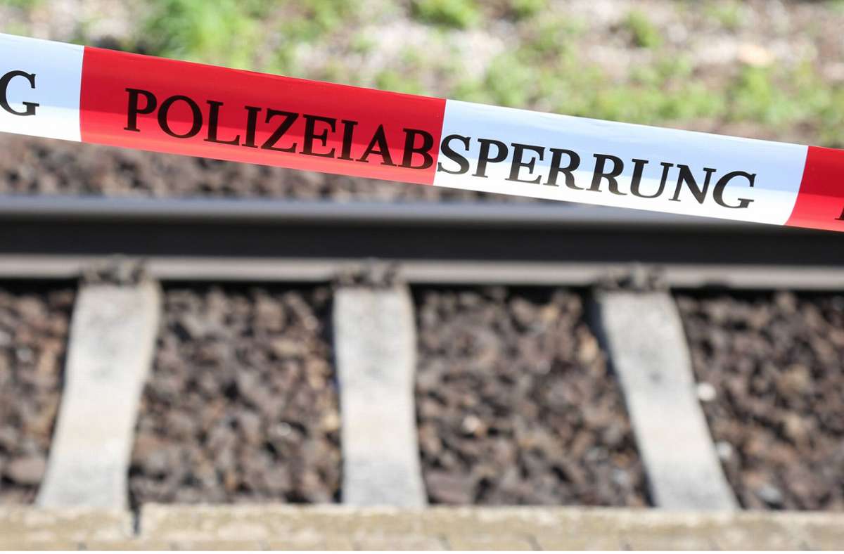 Tödlicher Unfall in Bremen: Dreijähriger läuft von zu Hause weg und wird von Zug erfasst