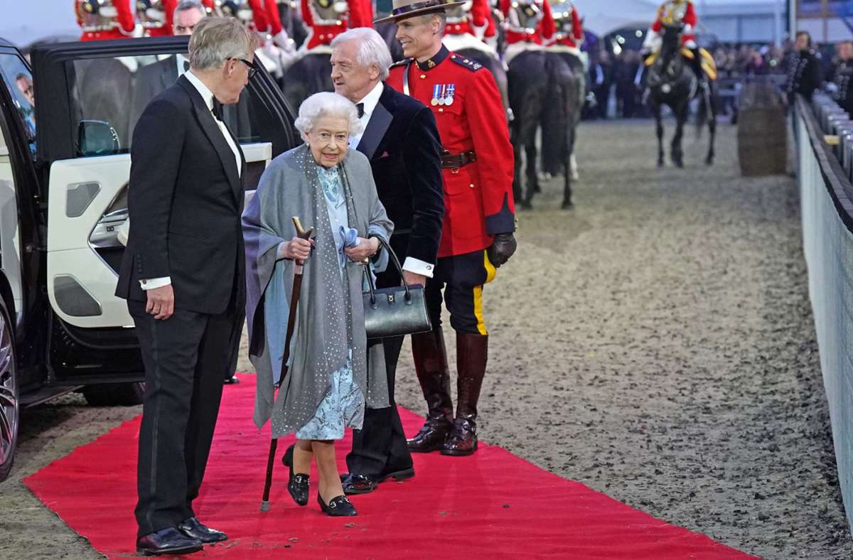 Die Queen kam mit Stock, aber sie kam – trotz gesundheitlicher Probleme.