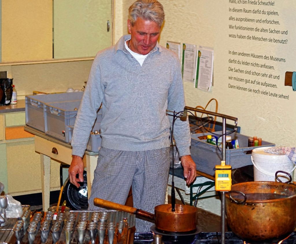 16.4.2017 Konditormeister Ralph Waldmann zeigt im Freilichtmuseum, wie Zuckerhasen hergestellt werden.