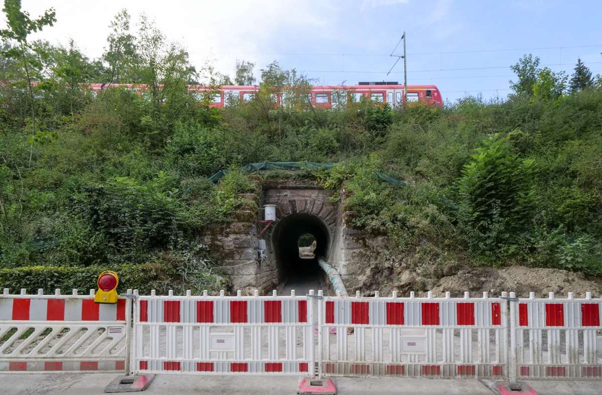 Muss neu gebaut werden: 93 Jahre alte Bahnbrücke der S 6 bei Leonberg Foto: factum/Simon Granville