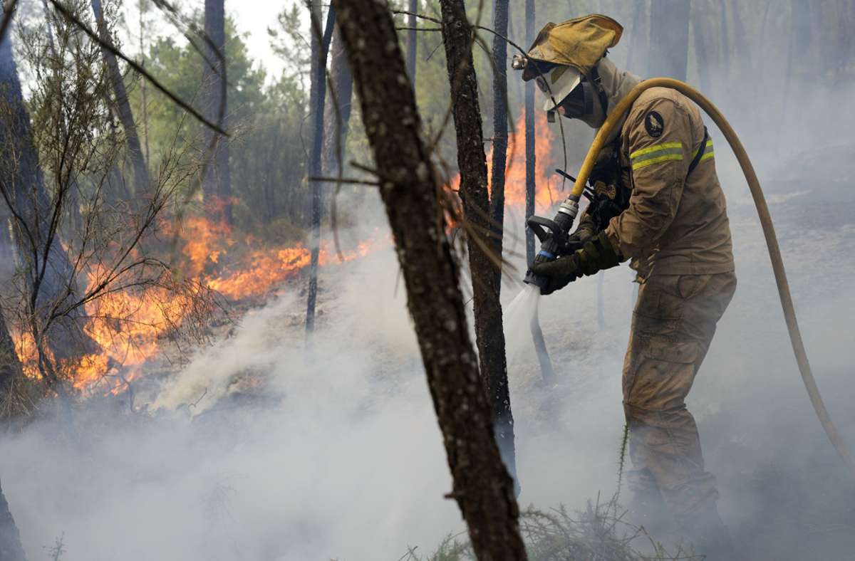 Feuerwehrleute der Nationalen Republikanischen Garde löschen einen Waldbrand in dem Dorf Rebolo in der Nähe von Ansiao in Zentralportugal.