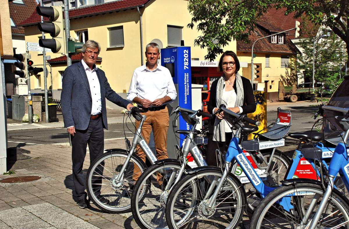 Thomas Bopp,  Vorsitzender des Verbands Region Stuttgart, Rathauschef Christof Bolay und  Baubürgermeisterin Monika Bader (von links)  weihten die Verleihstationen ein. Foto: /Peter Stotz