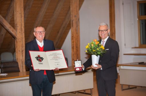 Über die Ehrenbürgerwürde der Gemeinde Neuhausen sowie über die Bürgermedaille freut sich Erich Bolich (links) gemeinsam mit Bürgermeister Ingo Hacker. Foto: Ines Rudel